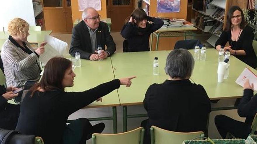 El conseller d&#039;Educació, Josep Bargalló (assegut de cara), durant la seva visita a centres del Moianès