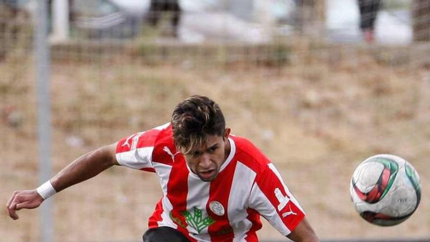 Yuberth despeja un balón, ayer.