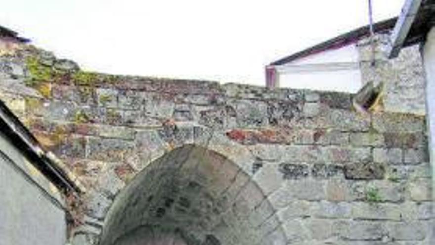 Muralla de Manzaneda.