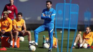 Xavi observa el entrenamiento del Barça en la ciudad deportiva de Sant Joan Despí.