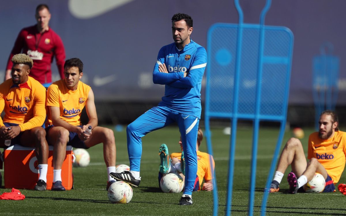 Xavi observa el entrenamiento del Barça en la ciudad deportiva de Sant Joan Despí.