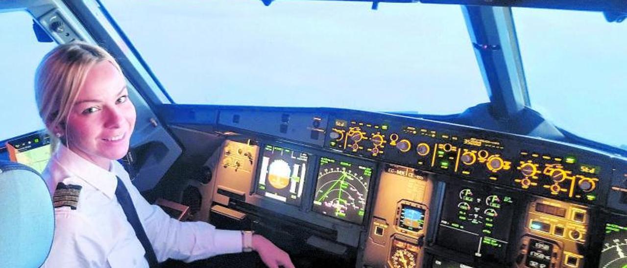 La comandante de vuelo Nuria Lorenzo, en la cabina del avión Airbus A320, en un vuelo reciente.