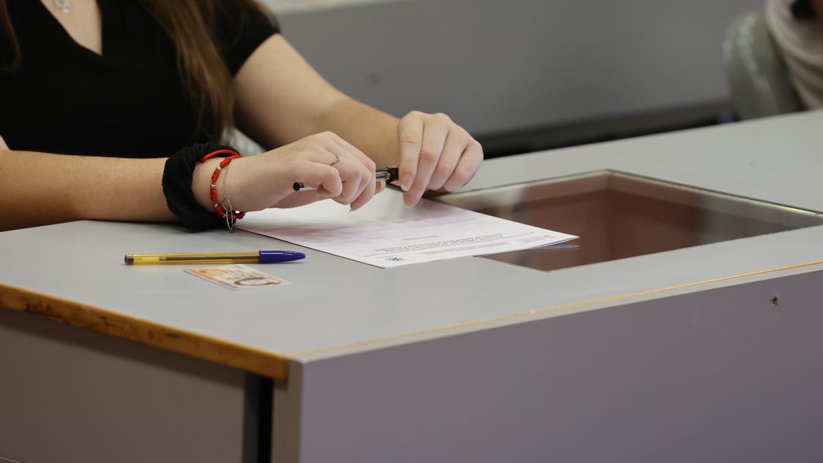 Una alumna, durante las PAU en la Comunitat Valenciana.