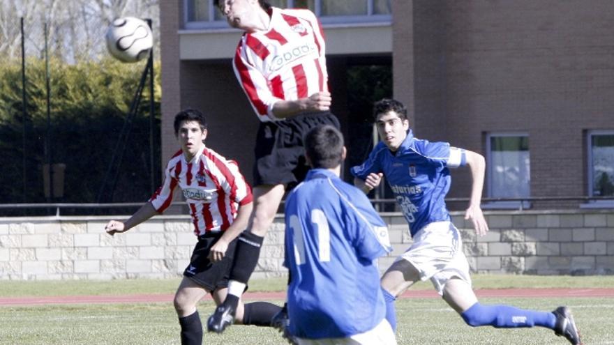 Un jugador del Cobadu prolonga de cabeza un pase de su defensa