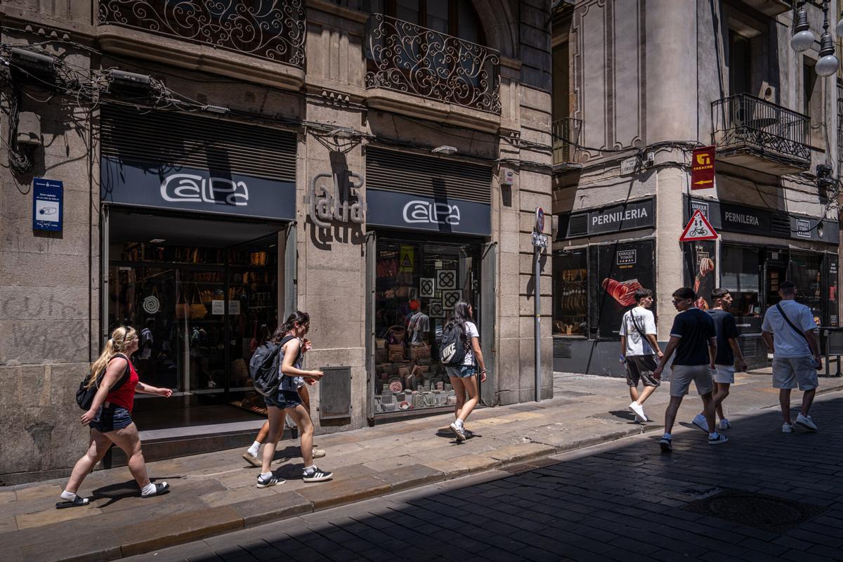 Laura García es la nueva dueña de Calpa, una de las dos únicas tiendas de marroquinería que quedan en la calle Ferran de Barcelona