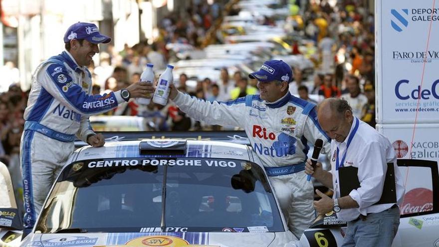 Diego (izqda.) y Sergio Vallejo festejan su triunfo en la pasada edición del Rallye Rías Baixas.