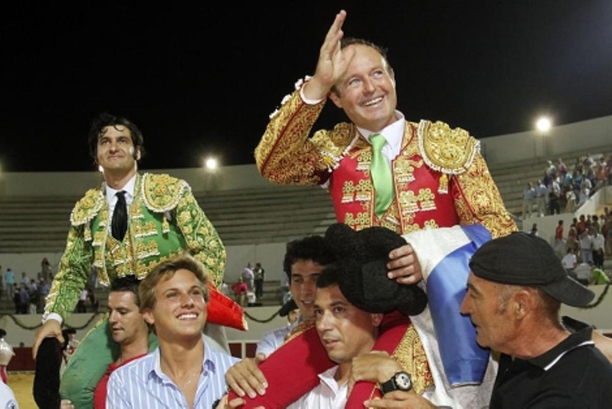 Pepe Luis Vázquez  a hombros junto a Morante de la Puebla