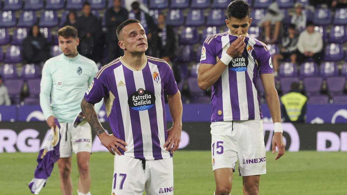 Los jugadores del Valladolid lamentan el descenso del equipo.