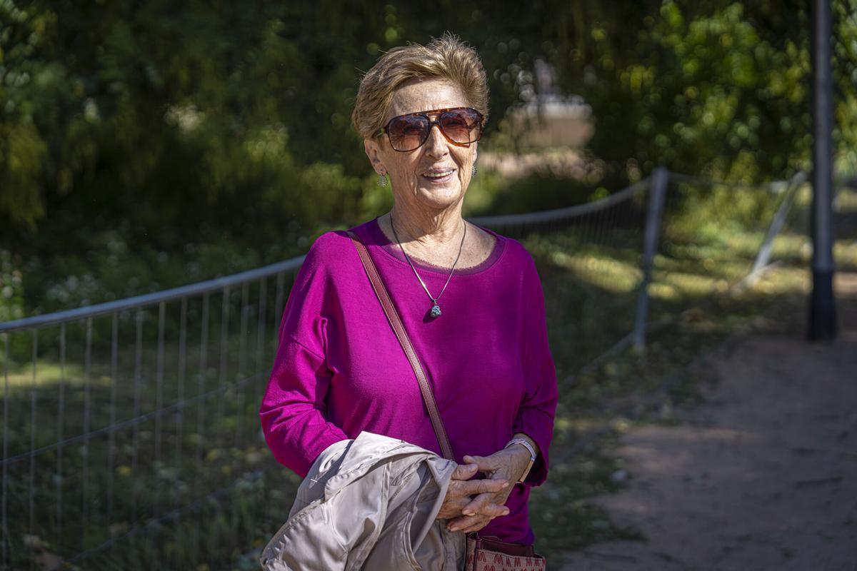 Barcelona 23/10/2025 Sociedad. Charlas al aire libre de migrantes que aprenden catalán. Acto para visibilizar el uso del catalán y el interés de los migrantes por aprender.  PERSONA: Marai Carme Ferré 76 anys. Hace 3 años que participa en estos grupos de conversación. AUTOR: MANU MITRU