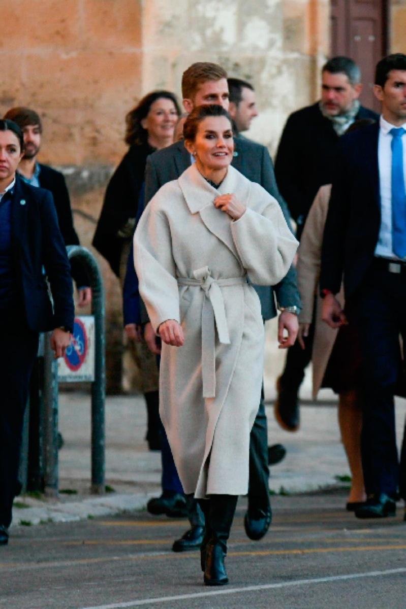 La reina Letizia estrena en Menorca un abrigo 'oversize' de & Other Stories