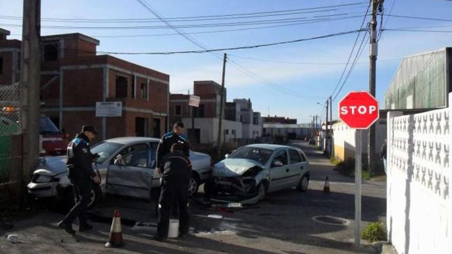 La Polilcía Local de Cangas y Protección Civil, con los vehículos accidentados.