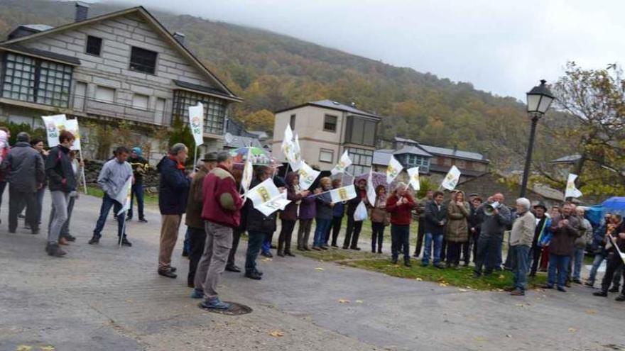 El representante de COAG, José Manuel Soto, se dirige a los congregados ayer en una de las plazas de Porto.