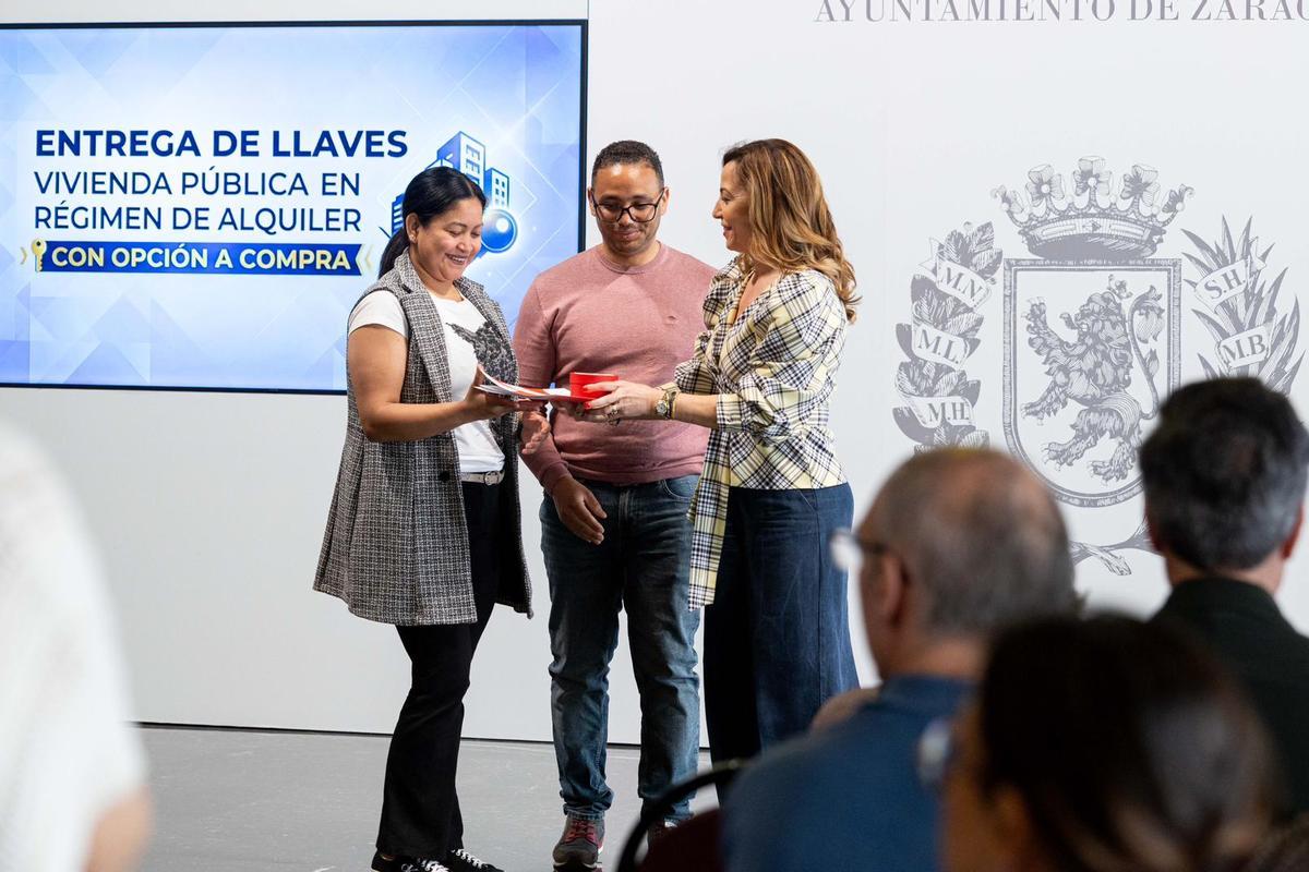 Natalia Chueca entrega las llaves a una de las parejas.