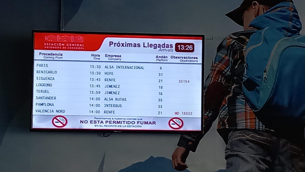 Los afectados han hecho una fotografía al cartel de llegadas para demostrar que ya llevan más de una hora esperando al autobús.