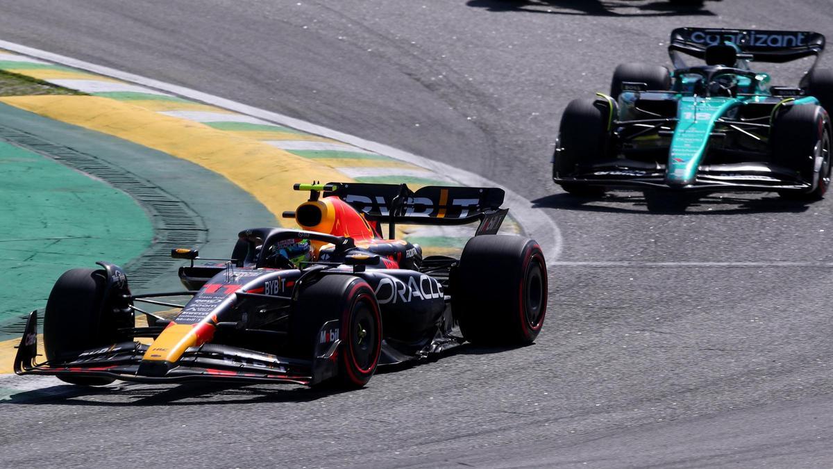 Checo Pérez, por delante de Fernando Alonso, durante un lance de la carrera de Brasil.