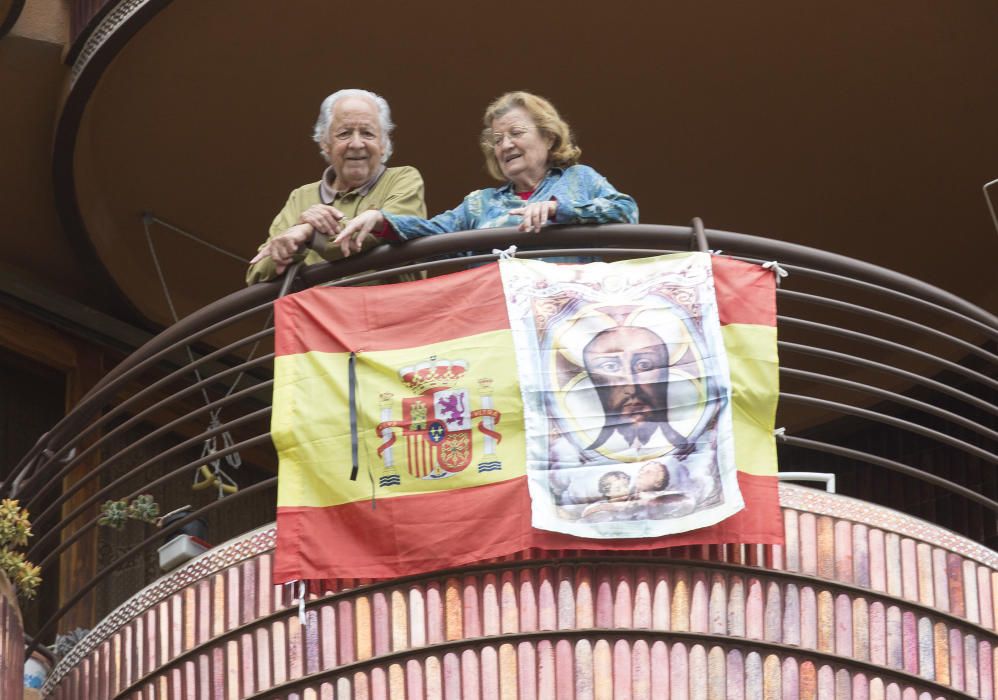 Los alicantinos reciben la bendición de la Santa Faz desde sus balcones
