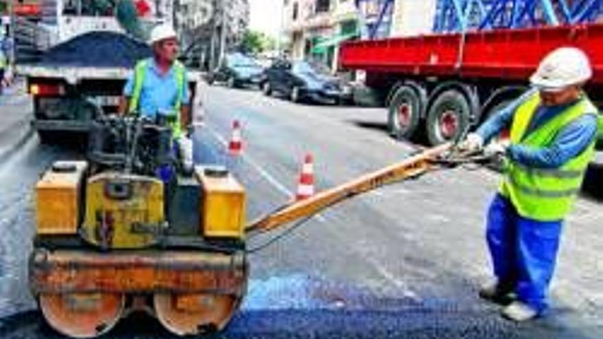 Iberdrola arregla el asfalto de las calles Gil Cordero y Argentina