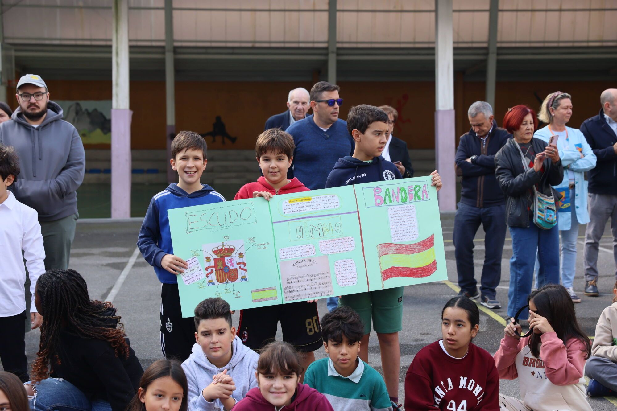 Escuelas Blancas. Acto de izado de la bandera con asistencia del delegado de Defensa y representantes de la Guardia Civil, la Policía Nacional y la Municipal, entre otros