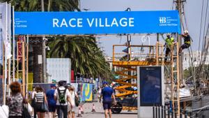 Entrada del Race Village de la Copa América de vela en el Moll de la Fusta, solo 48 horas antes de ser inaugurado este jueves 22 de agosto.