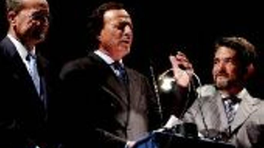 Julio Iglesias se da un baño de masas en Málaga