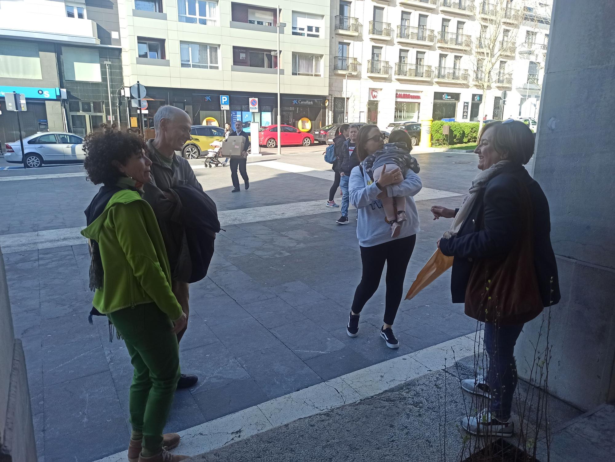 Árboles para la huerta, para cerrar una finca o para replantar en el monte en Siero: así son los usos que dan los vecinos a los plantones repartidos por el Ayuntamiento