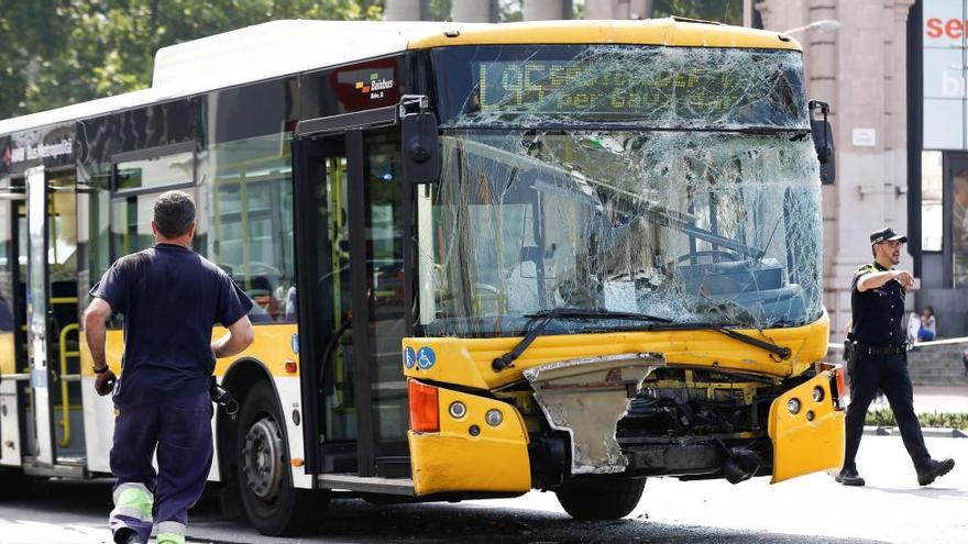 Una col·lisió entre dos busos, un taxi i una moto causa 24 ferits a Barcelona