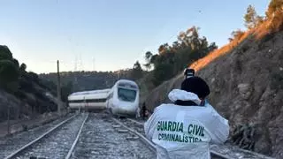 La Guardia Civil recoge muestras de ADN de los familiares del accidente de Adamuz para identificar los cuerpos de las víctimas