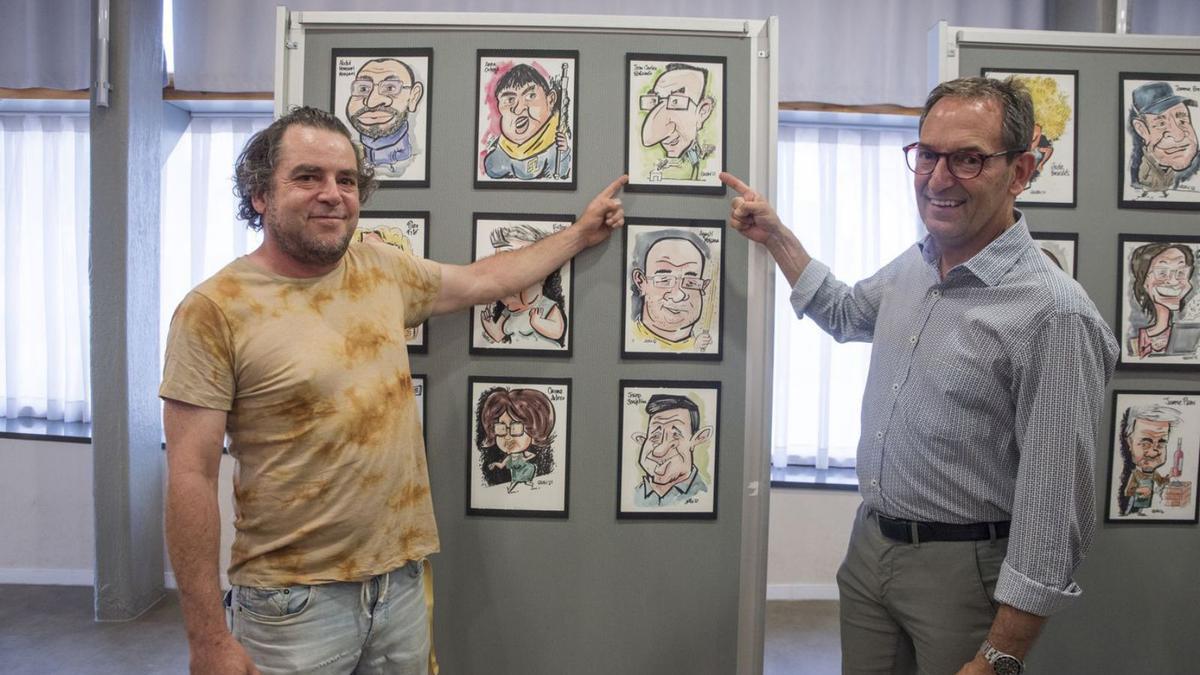 Galdric Sala i l’exalcalde, Joan Carles Batanés, senyalen la caricatura d’aquest darrer | OSCAR BAYONA