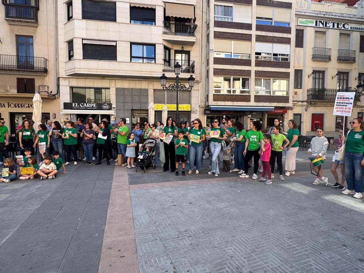 Vista de los participantes en la protesta en Sueca.