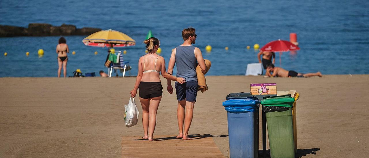 Una pareja de turistas pasea por una playa del Archipiélago. | | ANDRÉS GUTIÉRREZ