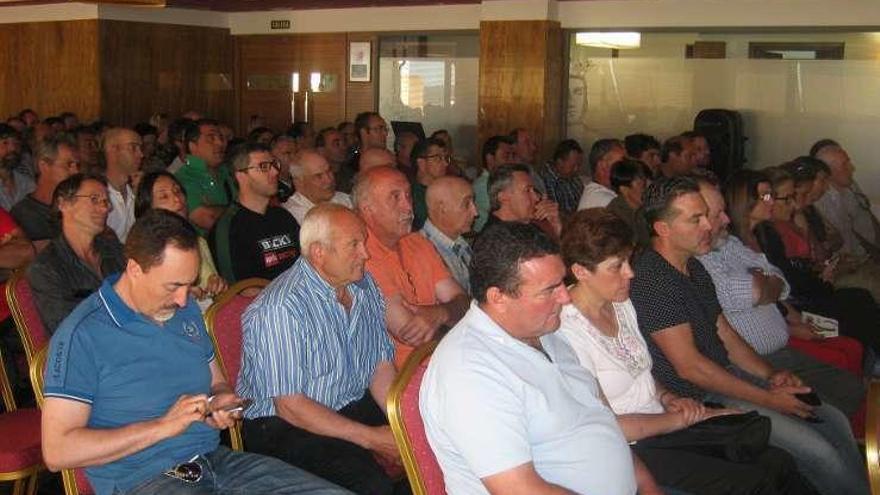 Agricultores siguen la jornada sobre el cultivo del pistacho.