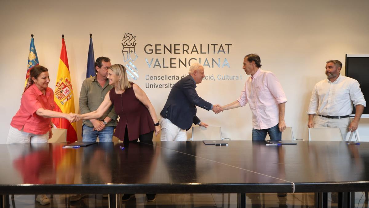 Ortí y McEvoy se dan la mano con los representantes de ANPE y CSIF antes de la firma.