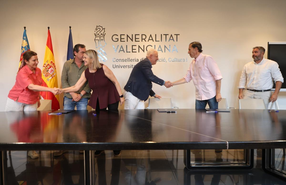 Ortí y McEvoy se dan la mano con los representantes de ANPE y CSIF antes de la firma.