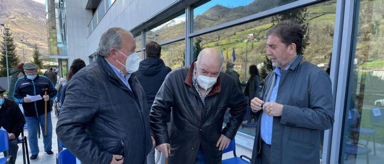 Gabriel Pérez Villalta, en el centro, junto a Ángel Orviz y Juan José González Pulgar, ayer.