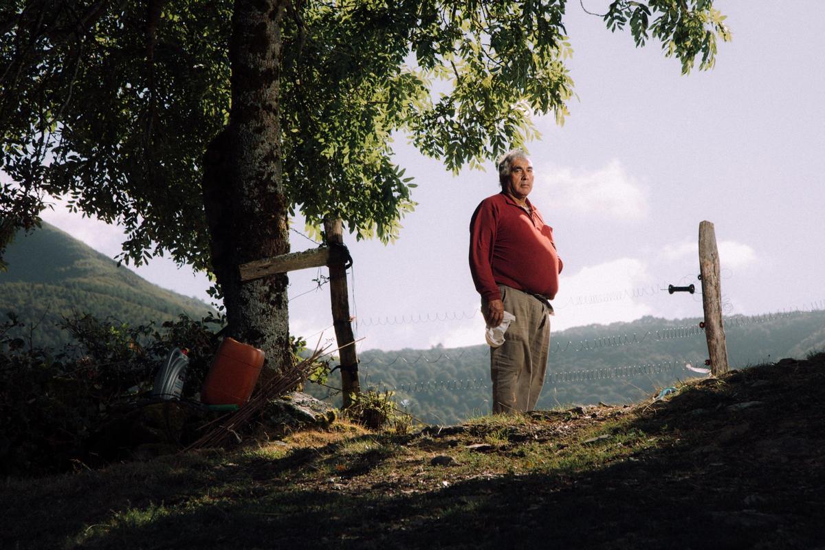Sergio Cela, único vecino de Quintela, un pueblo de montaña entre León y Galicia.