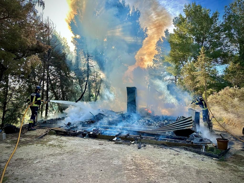 Galería de imágenes del incendio de una caseta en Ibiza