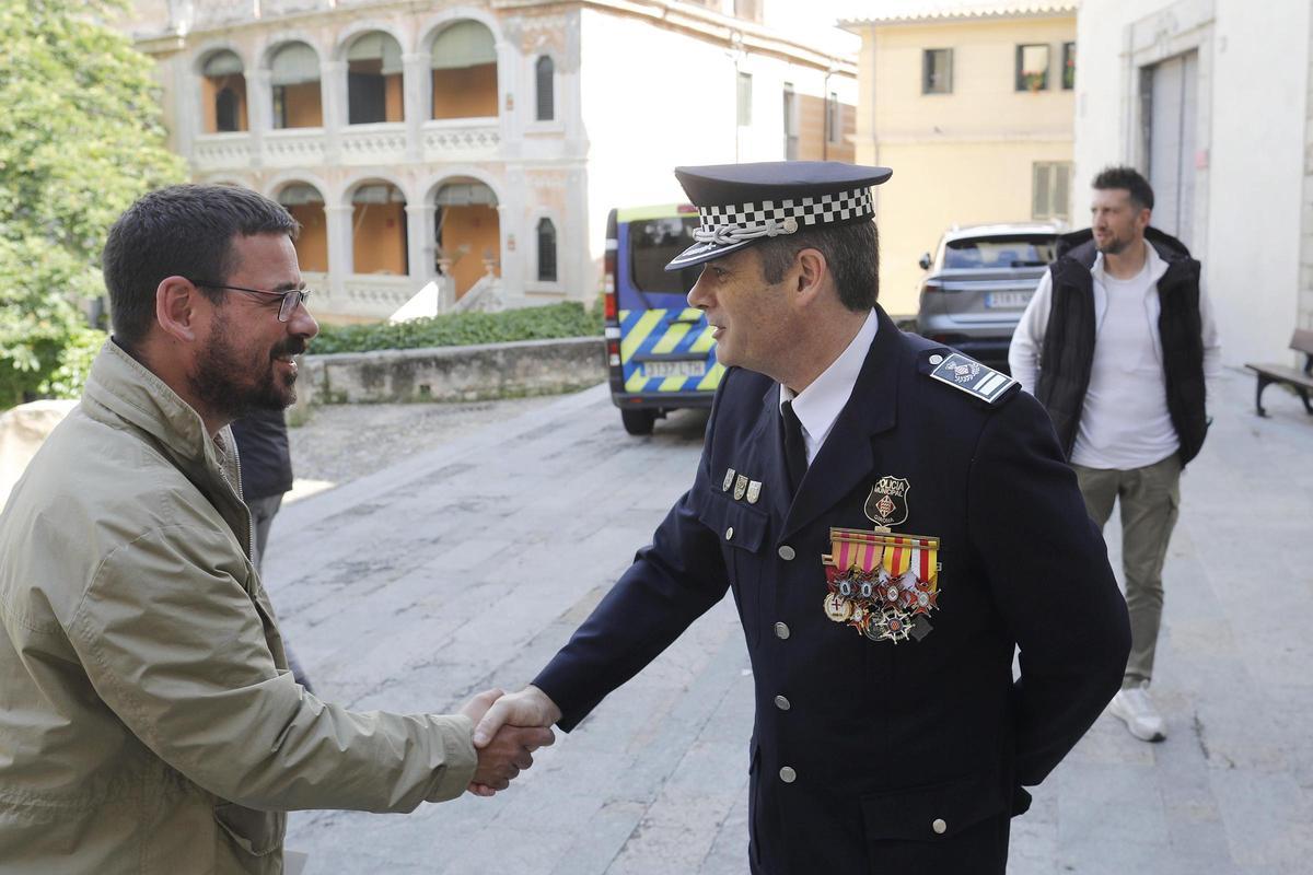 L'alcalde de Girona, Lluc Salellas, i el cap de la policia Municipal, Joan Jou, se saluden abans de l'acte.