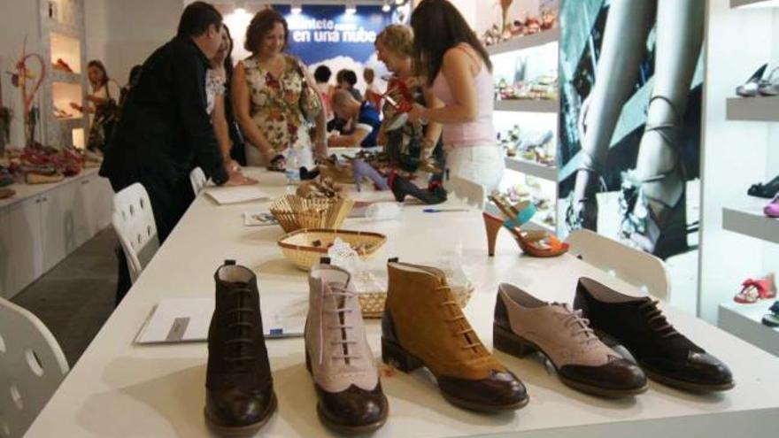 El sector del calzado apuesta por asistir a ferias internacionales para contrarrestar la bajada del consumo nacional.