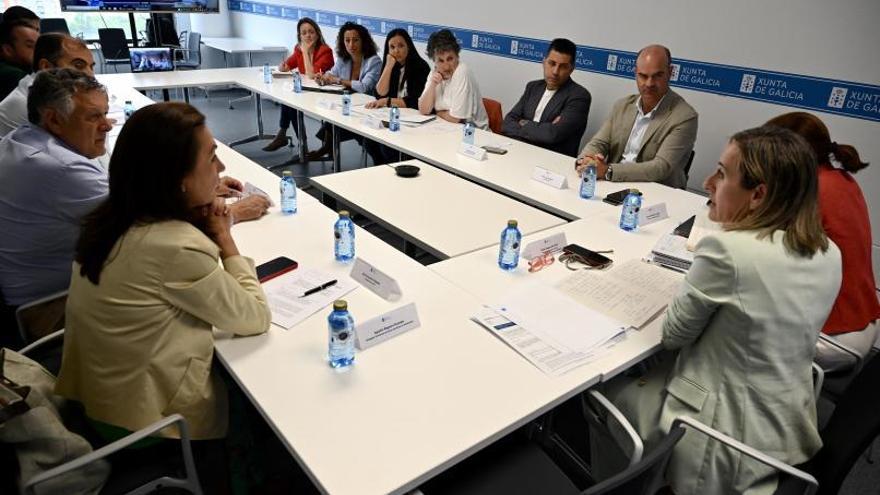 Una imagen de la reunión, que tuvo lugar en la delegación de la Xunta en Pontevedra y que encabezó la conselleira Ethel Vázquez. |   // R. VÁZQUEZ