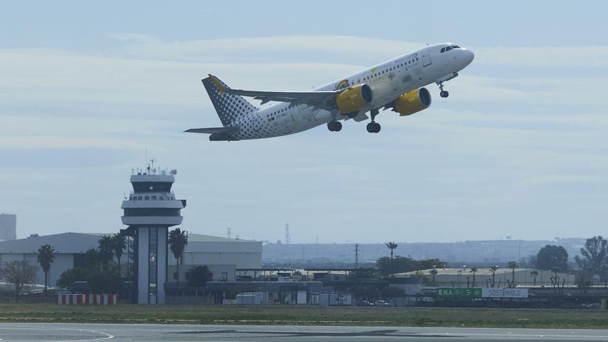 Los controladores aéreos de 16 aeropuertos españoles irán a la huelga en enero y febrero