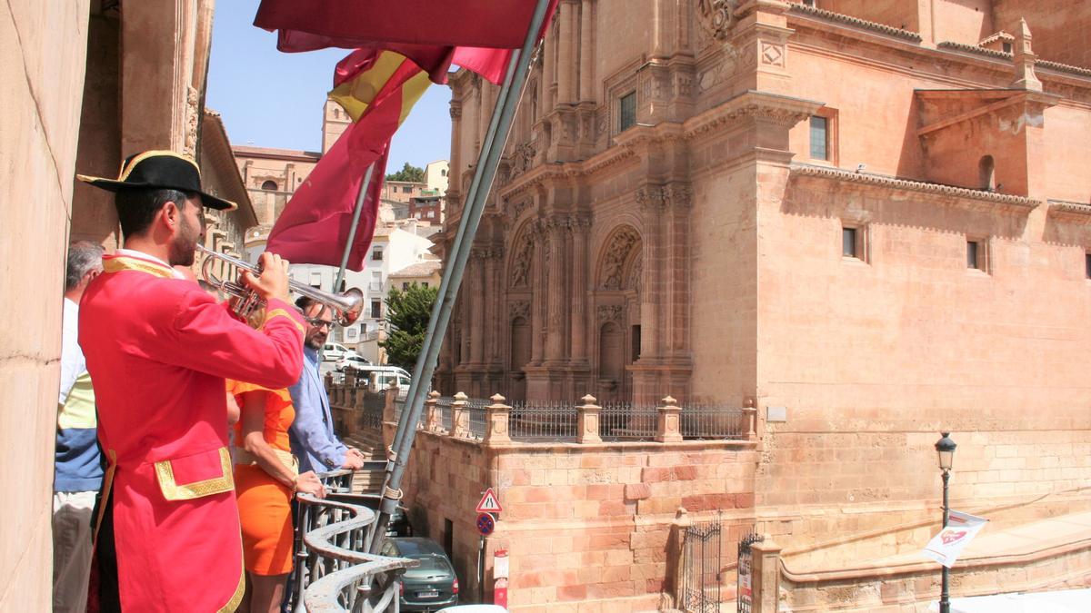 El alcalde, Diego José Mateos, presidía desde el balcón del Consistorio el toque a Cabildos que interpretaban los clarineros.