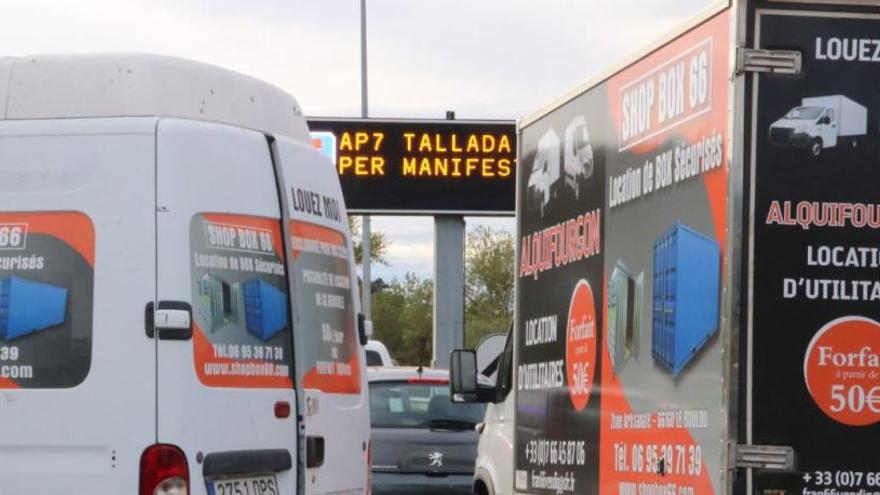 Vehicles francesos bloquejats a la frontera