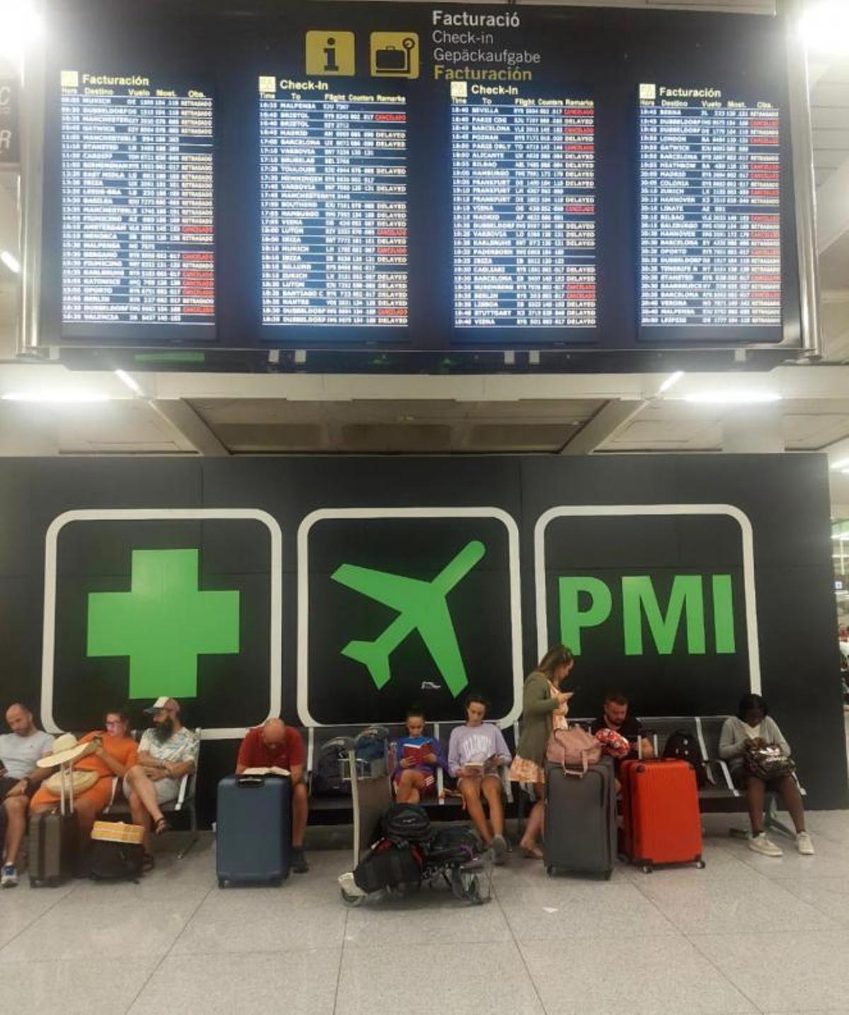 Pasajeros del vuelo cancelado a Barcelona esperan a ser reubicados.  | B. ZELAYA
