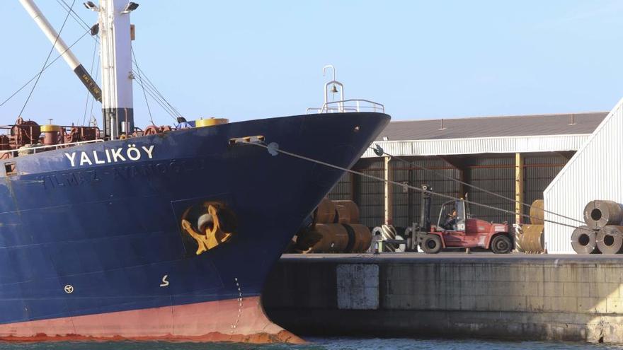 El barco y las cuerdas del amarre que golpearon al fallecido.