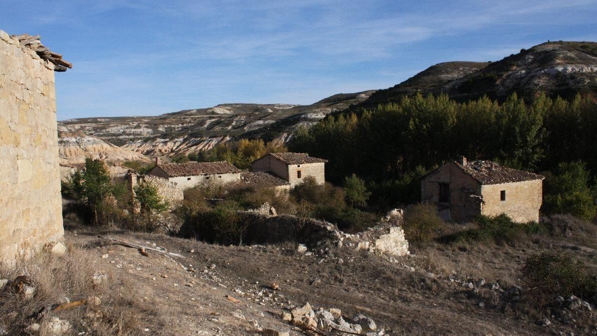 Vista del pueblo de Valdearnedo, en la comarca burgalesa de la Bureba, que se ha puesto a la venta por 400.000 euros.