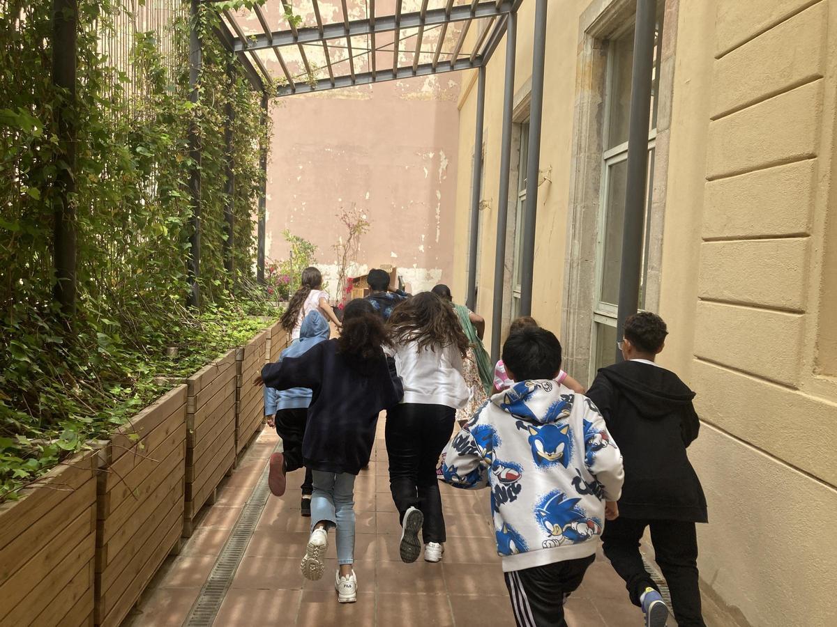 Alumnado de la Escola Cervantes en el patio del colegio.