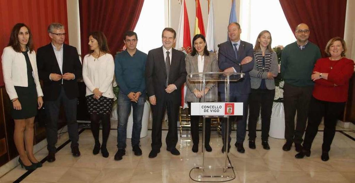 Caballero, Mato y Rubio junto a concejales e investigadores en la presentación del congreso. // Alba Villar