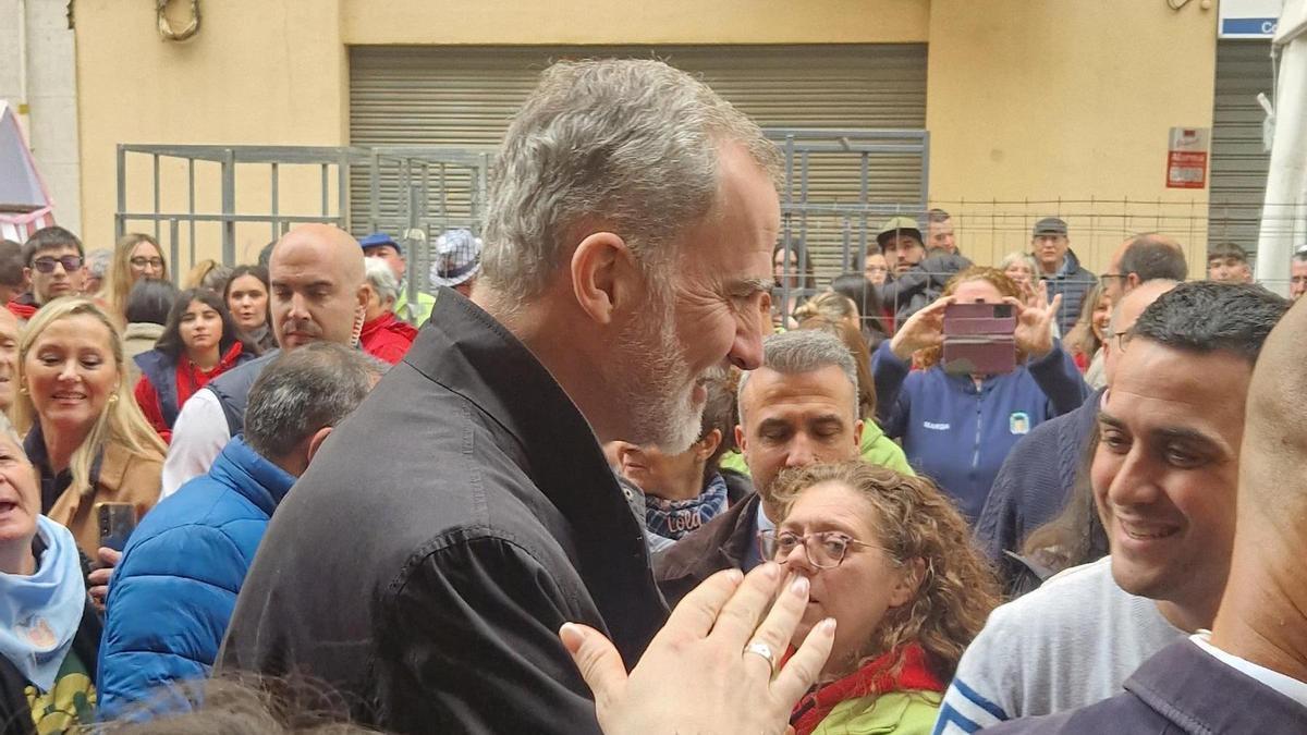 El rey Felipe VI durante la visita a una falla de Torrent.