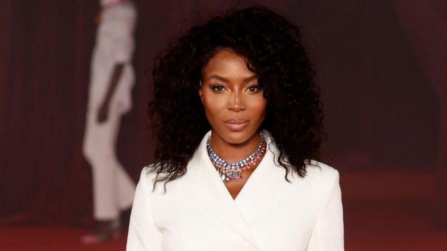 Naomi Campbell posa contra el cáncer ginecológico