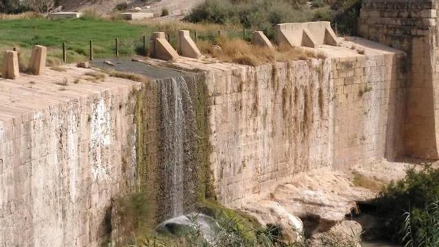 El azud de Sant Joan, que resiste el paso de los siglos en el cauce del río Monnegre.